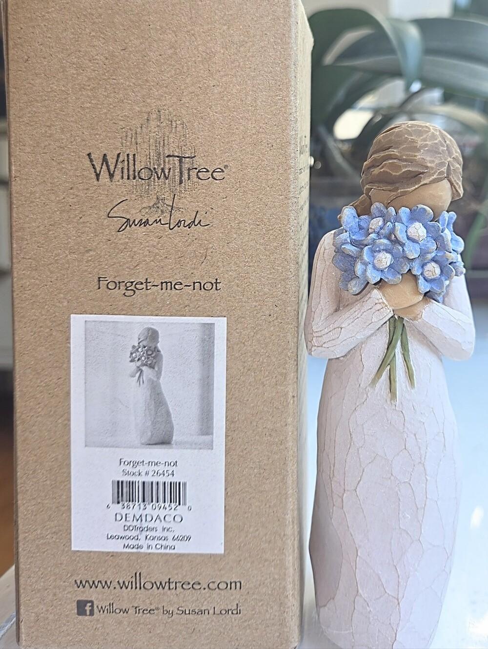 Willow Tree 2011 Figurine Forget Me Not Blue Flowers Bouquet Susan Lordi Demdaco